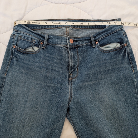 Old Navy Curvy Mid-Rise Jeans - Picture 7 of 9